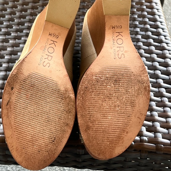 6 1/2 michael Kors tan wedge - Picture 9 of 11